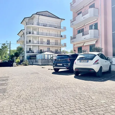 Lägenhet Bilocale Con Terrazzo E Parcheggio - Alba Blu