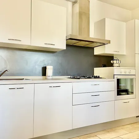 Bilocale Con Terrazzo E Parcheggio - Alba Blu דירה *